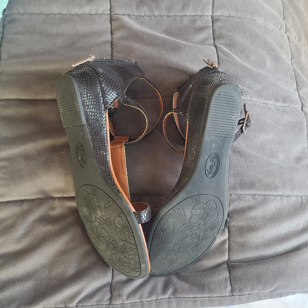 Sandals - Picture 3 of 3